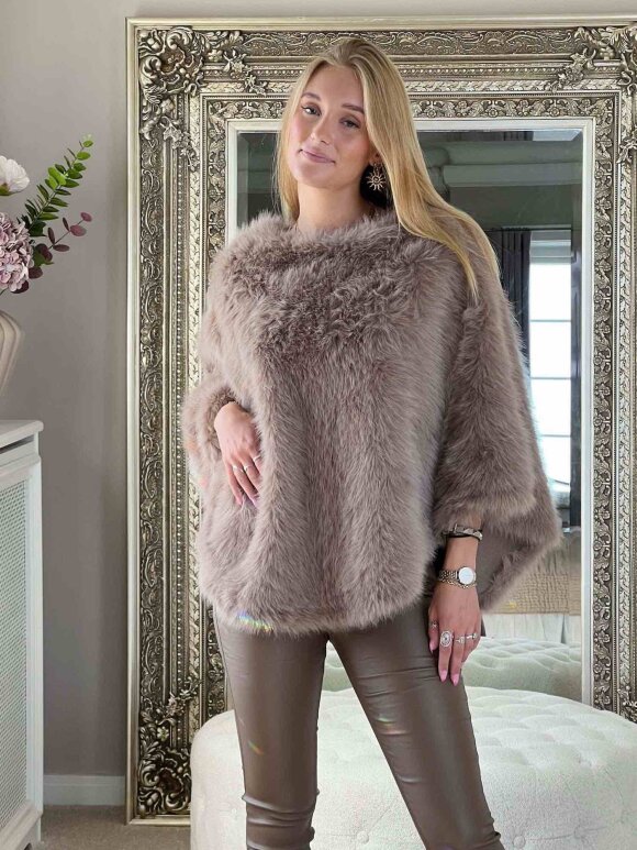 NDP - RoseW Fake Fur Poncho 240403